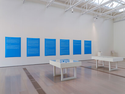 Shimabuku, Pulpo, cítrico, humano, vista de exhibición. Cortesía del Centro Botín 