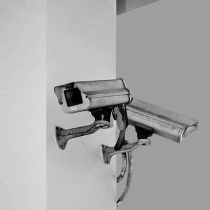 La ricerca di consenso attraverso social, media e campagne politiche finisce per spostare l’attenzione dai problemi reali della sicurezza alla costruzione di nuovi eroi mediatici