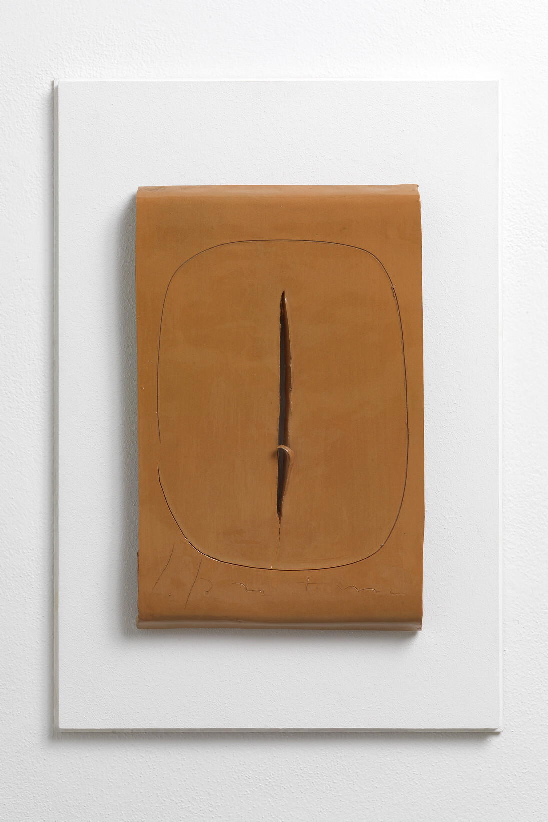 Lucio Fontana, Concetto spaziale - Formella, 1962/64, 43 x 27,5 x 3,5 cm, Ceramica colorata, Arch. Fontana 2541/1, courtesy Studio la Città e Galleria Tonelli, foto Michele Alberto Sereni