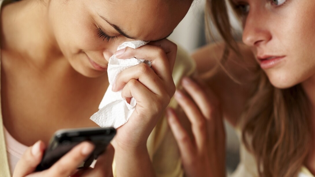 Una chica consuela a su amiga mientras esta llora