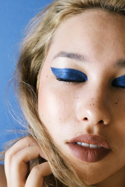 Make up viso donna. Esplora il potere dei colori nell'arte del trucco: una riflessione profonda sulla bellezza interiore ed esteriore