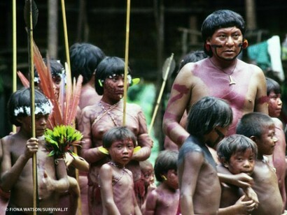 Hombre yanomami junto a un grupo de pequeños