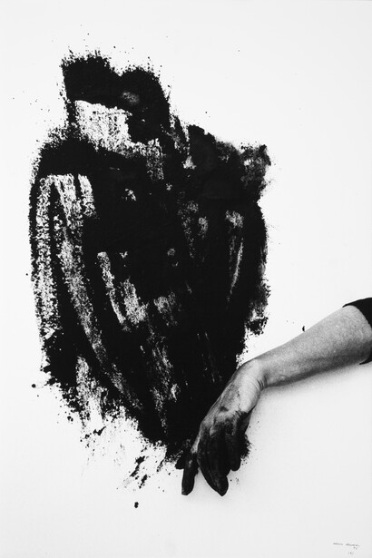 Helena AlmeidaSaída negra [Sortie noire]
1995, Photographie noir et blanc (5 éléments), 71 × 48 cm (chaque), Coll. Norlinda and José Lima, long-term loan to Núcleo de Arte da Oliva Creative Factory, S. João da Madeira. Photo Aníbal Lemos, courtesy Núcleo de Arte da Oliva Creative Factory, S. João da Madeira