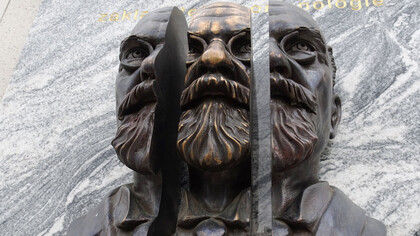 Edmund Gustav Albrecht Husserl, filósofo y matemático austro-alemán que estableció la escuela de fenomenología. (8 de abril de 1859, Prostějov, Chequia - 27 de abril de 1938  Friburgo de Brisgovia, Alemania)