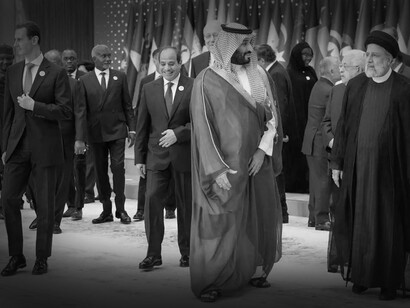 El presidente iraní, Ebrahim Raisi y otros líderes posan para una foto durante la cumbre de líderes de la Organización de la Conferencia Islámica (OCI) sobre Palestina, en Riad, Arabia Saudí