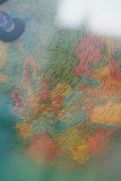 L’intervento diretto degli USA in crisi europee, come nel caso della guerra in Ucraina, potrebbe aggravare le tensioni geopolitiche invece di risolverle, spingendo la Russia a percepire l’UE come una minaccia maggiore 