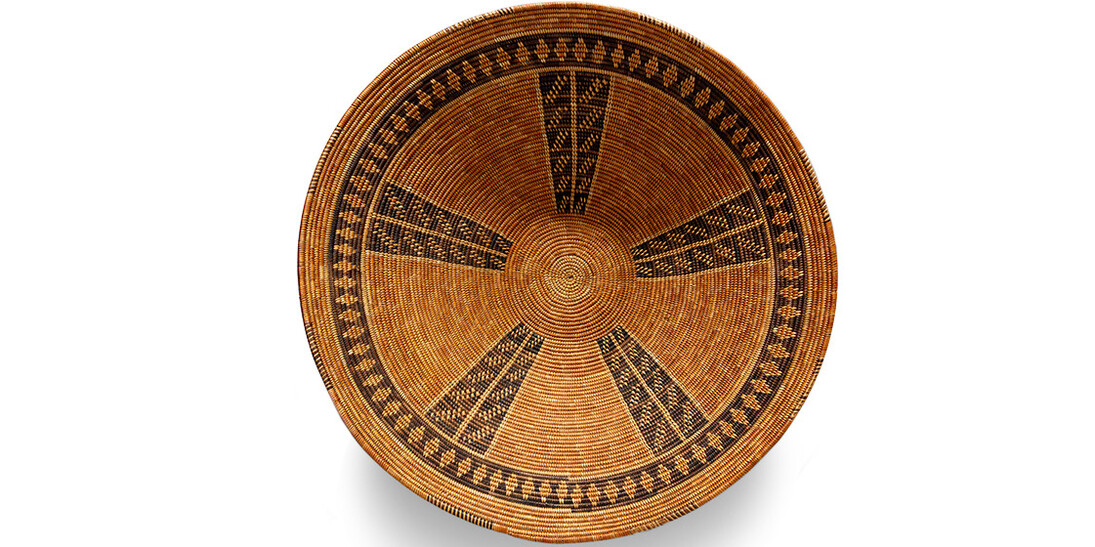Basket, Chumash, ca. 1820. Juncus rush and sumac, h x diam: 5 1/2 x 20 3/4 inches. Purchase: William Rockhill Nelson Trust, 31-125/127.