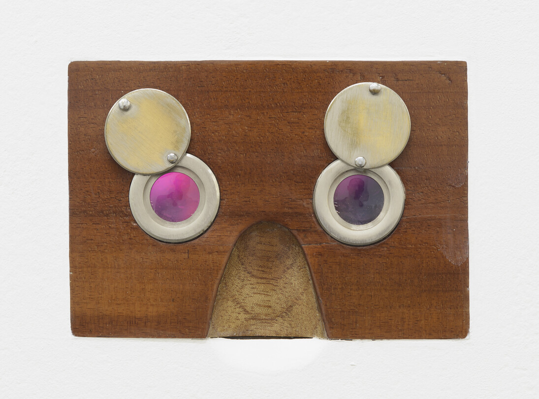 Julien Devaux. Chichis, 2015. Video installation HD/3D (looped, 17'), wooden box and iPod touch 16GB. Courtesy of the artist and Proyectosmonclova. Photo: Moritz Bernoully