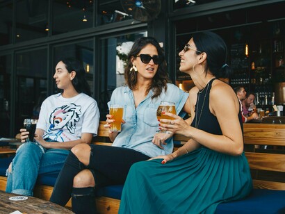 Amigas conversando. Puxar pela língua, aquela bem afiada, que dá nos dentes e em mais quais lugares quiser, fazê-la arder em labaredas de fogo e hipnotizar o idioma: “manejar sabiamente uma língua é praticar uma espécie de feitiçaria evocatória”. A criatividade está na ponta da língua
