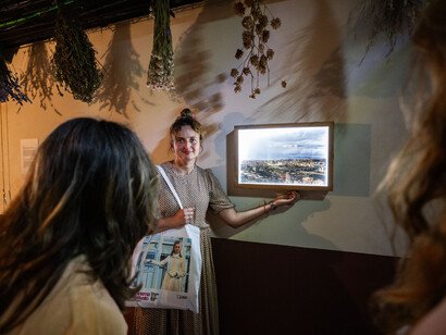 Alice Rohrwacher nell'installazione Bar Luna. Per gentile concessione della Cineteca di Bologna