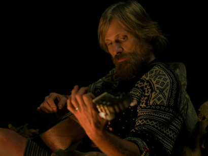Viggo Mortensen interpreta a Ben Cash, un padre convencido de que la autosuficiencia, el conocimiento y la disciplina son las bases para formar personas libres