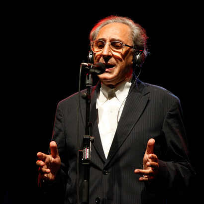 Franco Battiato durante la sua performance  al Festival Gaber del 2010