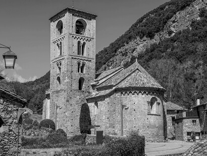 La primera fila de bancos estaba reservada para la familia. Ada tomó asiento junto a su abuela, su padre flanqueándola por el otro lado
