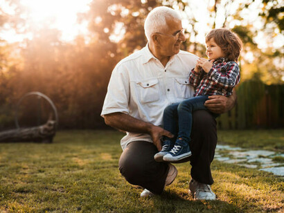 La presencia de los abuelos en el ámbito familiar significa un importante recurso para padres que trabajan 