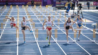 Mulheres competem em prova de corrida com barreiras. A discussão sobre a participação de mulheres transgênero em competições femininas nas Olimpíadas é um dos temas mais polarizantes no cenário esportivo atual