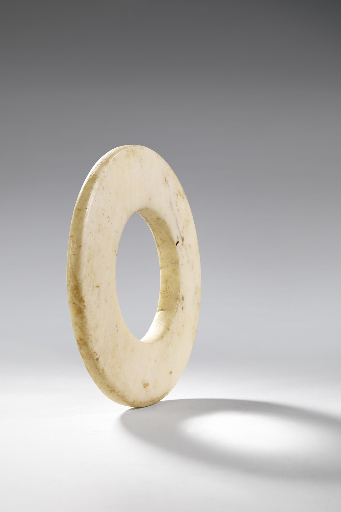 Claude Germain, Anneau de coquillage large épais et plat, Salomon, îles, percé au centre © musée du quai Branly, photo Claude Germain