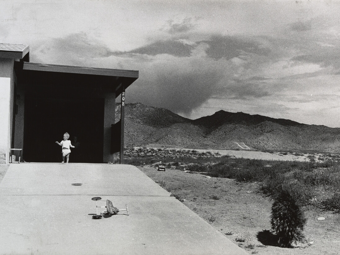 Garry Winogrand, Albuquerque, 1957, Tirage gélatino-argentique, The Museum of Modern Art, New York, acquisition © The Estate of Garry Winogrand, courtesy Fraenkel Gallery, San Francisco, Digital image © The Museum of Modern Art Photo Scala, Florence