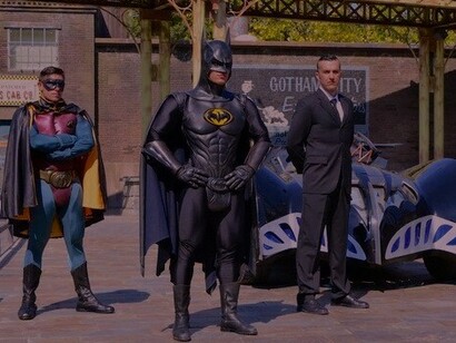 Batman, Robin e Alfred na estrada de Gotham City, Madri, Espanha