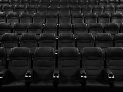 Os estúdios e distribuidores de cinema começam a perceber este filão e a encontrar uma forma de extrair mais receitas de seus filmes proprietários: relançar os clássicos e sucessos de bilheteria nos cinemas, como celebração de seus aniversários