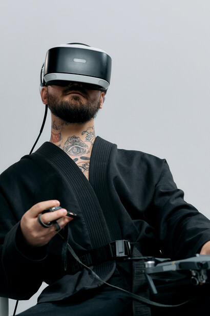 Rapaz controla drone com o uso de realidade virtual