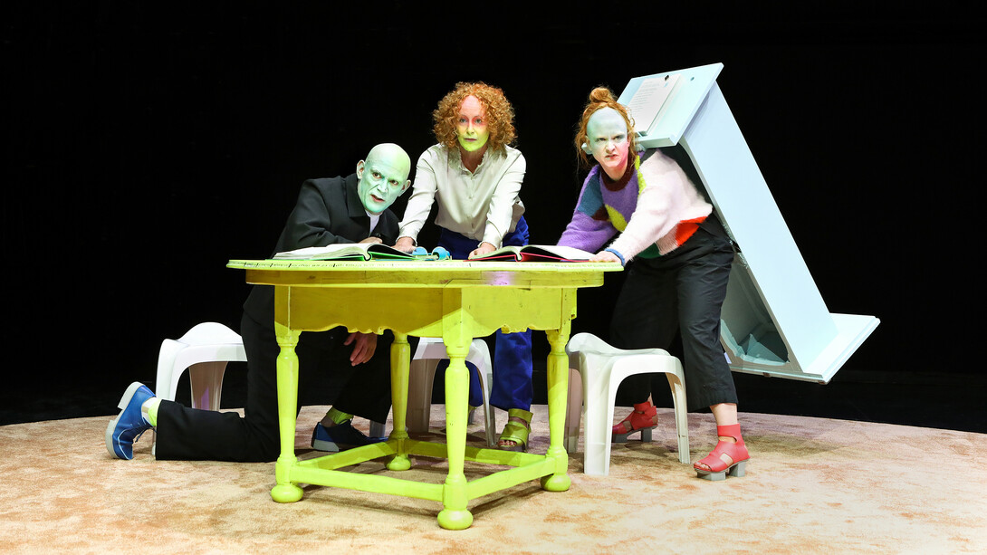 Und oder oder oder oder und und beziehungsweise und oder beziehungsweise oder und beziehungsweise einfach und. Mit freundlicher genehmigung des Residenztheater