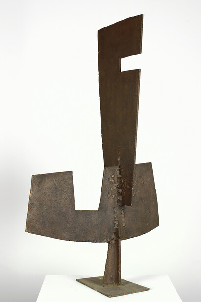 Robert Adams, Angular iron form, opus 21, 1957, iron, h: 32 3/4 in/83 cm
