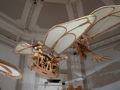Leonardo da Vinci, Uccello filoguidato, Leonardo3 Museum, Milano, Italia. L’analogia non solo ci consente di creare ponti tra situazioni diverse, ma anche di costruire generalizzazioni, identificando le proprietà comuni di esperienze diverse, e, infine, di utilizzare le generalizzazioni per fare previsioni e comprendere cose nuove