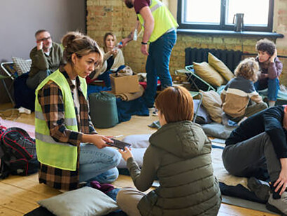 A young volunteer offers support to refugees inside the shelter
