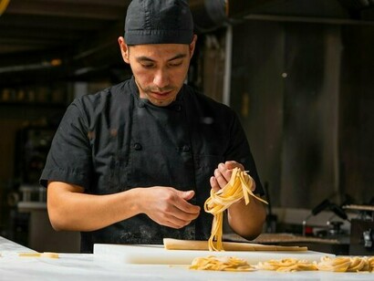 Cozinheiro prepara massa. A equipe inicia o dia de trabalho no restaurante com o chamado mise en place, expressão em francês usada para descrever todos os pré-preparos necessários para poder finalizar tudo durante o serviço