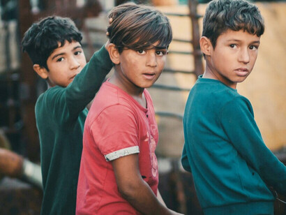 Ce scénario, que de nombreux observateurs internationaux dénoncent comme un génocide, frappe particulièrement les enfants, de plus en plus victimes de malnutrition et de maladies évitables