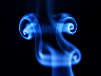 Humo de incienso hace una silueta