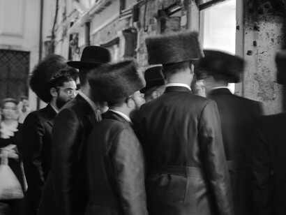 Ferdinando Scianna - Partecipanti alla cerimonia di Shabbat della Comunità Chabad-Lubavitch verso la cena sabbatica