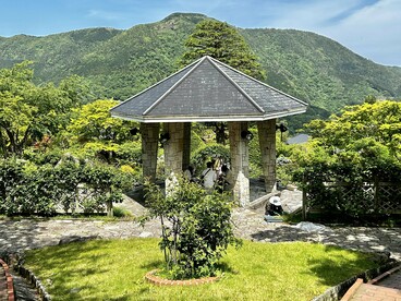 Bandstand atop a hill © Alma Reyes