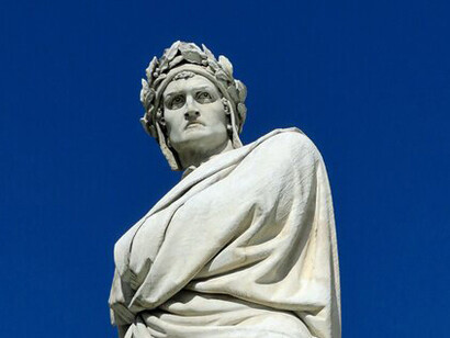 Dante si immagina nei suoi reali trentacinque anni, circa metà della vita media umana del tempo, perso in una selva oscura