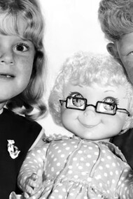 Reconocemos a muchos niños que hemos visto crecer, en todas esas series familiares, con tan buena acogida que llegan a extenderse más de una década...