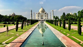 Taj Mahal. Agra, Uttar Pradesh, India. L'influenza persiana nei giardini del Taj Mahal si riflette nel Charbagh, il classico giardino quadripartito con canali simmetrici e geometrie perfette, simbolo del paradiso islamico secondo la tradizione persiana