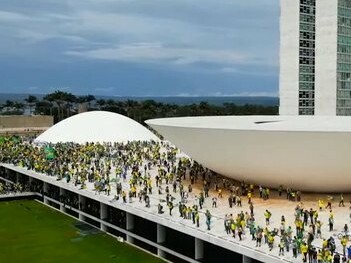 Atos golpistas de 8 de janeiro de 2023 em Brasília. Cada escolha tinha um propósito narrativo, e também foi um processo delicado, porque era necessário construir confiança com pessoas de espectros políticos muito diferentes. Essa confiança foi fundamental para que eles se sentissem à vontade de mostrar suas vidas, seus pensamentos e seus dilemas, sem me sentir como alguém de fora julgando ou manipulando a narrativa