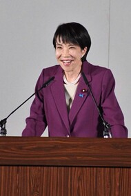 Sanae Takaichi si presenta come la leader della continuità conservatrice, erede dell’agenda nazionalista di Shinzo Abe. In copertina Sanae Takaichi durante un discorso a Nagoya, Giappone, settembre 2025