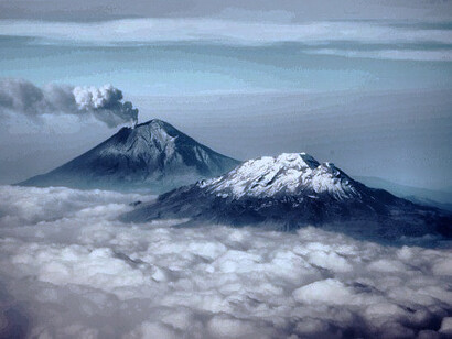 Vista de los volcanes Popocatépetl e Iztaccíhuatl, México