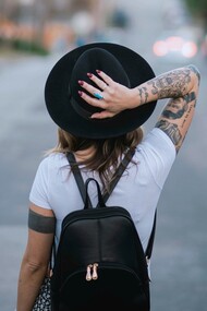 La sua figura era sempre accompagnata da un senso di ordine impeccabile, come se nulla fosse mai fuori posto