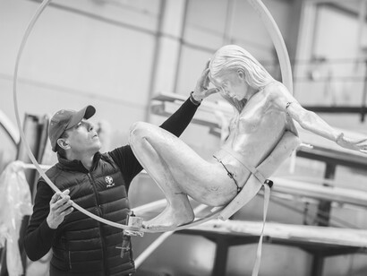 Lorenzo Quinn, in the Studio. Courtesy of Halcyon Gallery