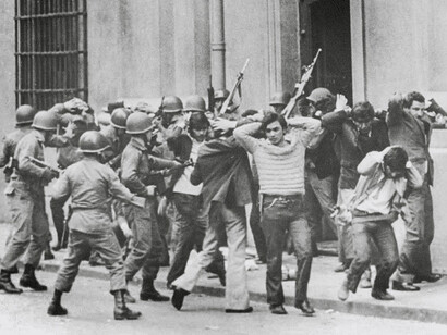 Militares realizan detenciones colectivas en Chile durante el Golpe de Estado en 1973