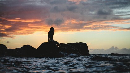 Tra le acque scure del Reno, una creatura metà donna e metà pesce custodiva il segreto di una metamorfosi