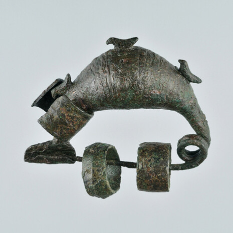 AC 12283a. Necropoli dell’Esquilino,Tomba 85, Fibula di bronzo con arco decorato con 3 uccellini, 800-730 a.C. (fase laziale III)