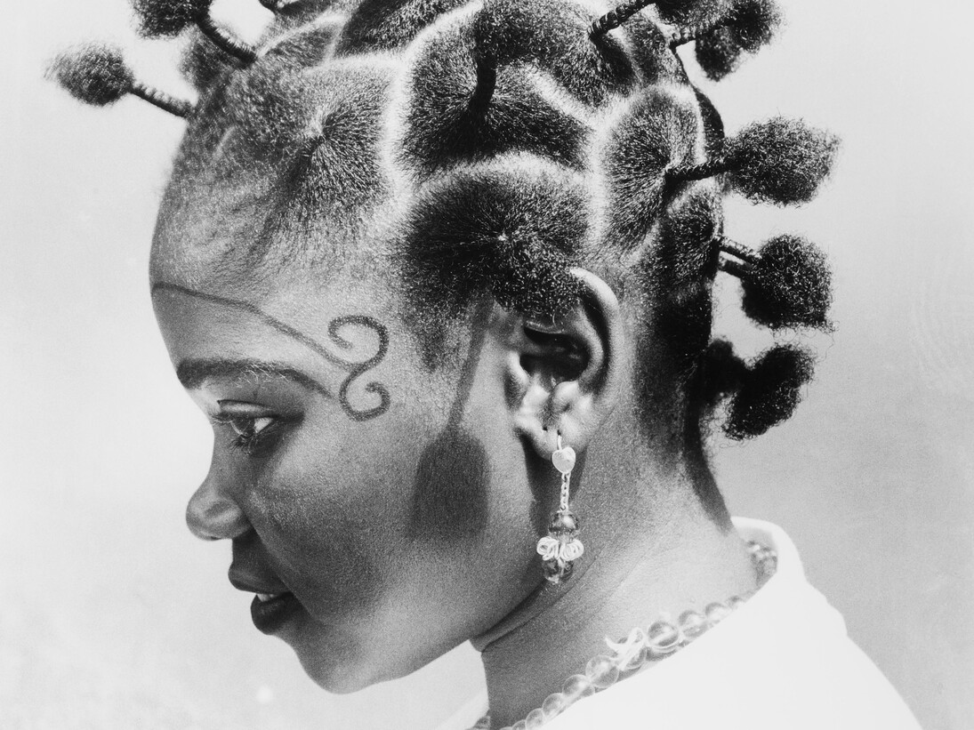 J. D. ‘Okhai Ojeikere, Mmon Mmon Edet Ubok 1974, dalla serie Hairstyle. Courtesy of Private collection, Ginevra