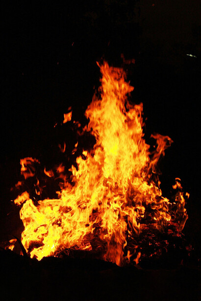 Gran fogata encendida en medio de la oscuridad. La sexualización del fuego por la vía positiva es la pureza del hijo