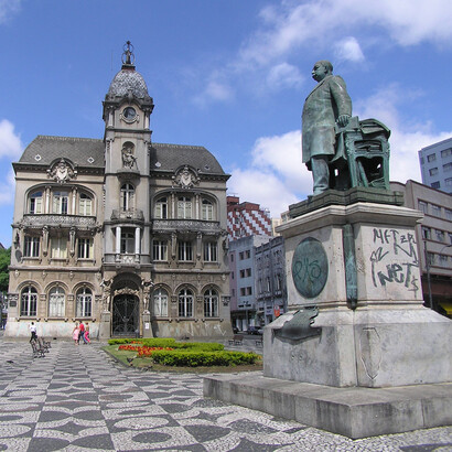 A Praça Generoso Marques, na cidade de Curitiba, Paraná, foi sede da prefeitura e um museu de arte da história local