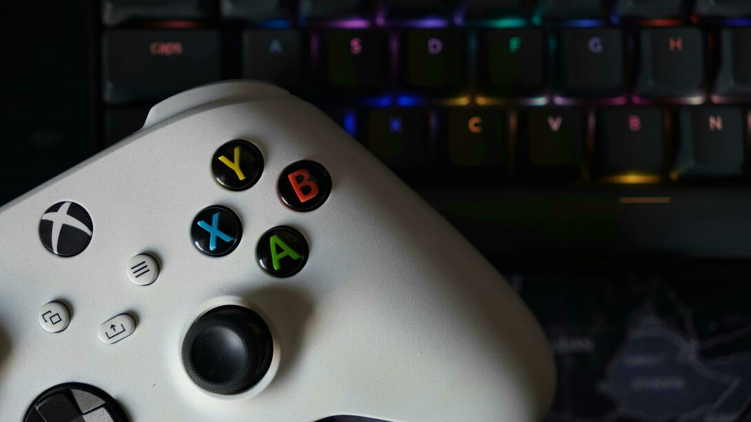 Como consequência desse contexto, muitos jogos lançados até o momento são de caráter multigeracional, isto é, foram desenvolvidos para consoles da geração anterior (PlayStation 4 e Xbox One) e também adaptados para a nova geração com melhorias gráficas e técnicas, mas sem tirar pleno proveito do novo hardware. Exemplos emblemáticos são “Horizon Zero Dawn” e “God of War”, que, embora lançados originalmente para o PS4, receberam versões remasterizadas para o PS5. Essa multigeracionalidade limitou avanços significativos advindos das tecnologias exclusivas da nova geração, como o SSD ultrarrápido do PS5, que permite carregamentos quase instantâneos e aprimora a experiência de jogo por meio da redução de telas de loading