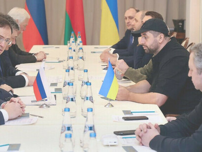 Russische Beamte (links) und ukrainische Beamte (rechts) bei Gesprächen am 28. Februar 2022 in der weißrussischen Region Gomel