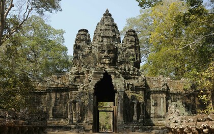 Siem Reap, Camboja. Templo de pedra antigo na floresta. Infelizmente as obras de destaque de Chuon Nath são mais conhecidas ou disponíveis em Khmer, não têm muitas traduções amplamente publicadas para português ou inglês. Alguns livros sobre ele e coletâneas de seus escritos podem ser encontrados em edições acadêmicas, antologias de literatura budista cambojana ou em bibliotecas universitárias especializadas em estudos do Sudeste Asiático. Sua atuação ultrapassa o campo linguístico e assume um papel político e cultural fundamental, especialmente em um contexto marcado por colonialismo, guerras e tentativas de apagamento identitário. Preservar a língua Khmer foi, também, preservar a memória e a soberania cultural do Camboja